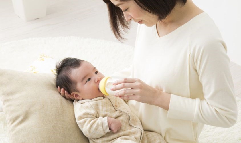 Mẹ cần kiểm tra kỹ sữa trữ đông trước khi cho con uống