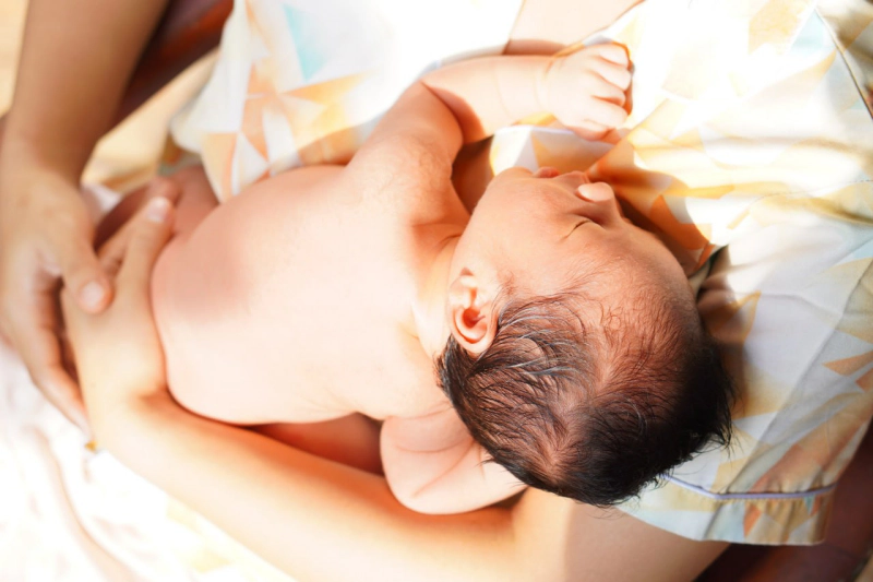 Mẹ cần lưu giữ các nguyên tắc quan trọng khi tắm cho bé