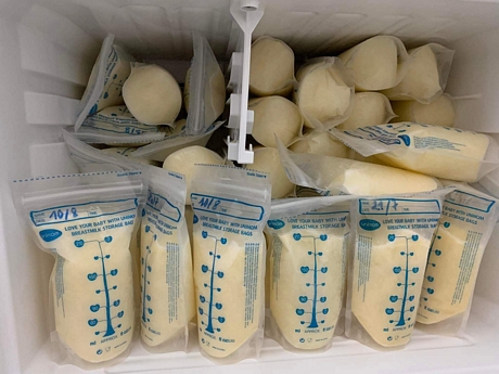 Bảo quản sữa mẹ tốt nhất nên để trong ngăn mát hoặc ngăn đông tủ lạnh